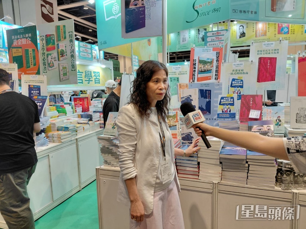 商務印書館(香港)有限公司董事兼副總經理吳小燕指,近十年香港讀者對本地文化研究的興趣濃厚。 商務印書館(香港)有限公司董事兼副總經理吳小燕指,近十年香港讀者對本地文化研究的興趣濃厚。