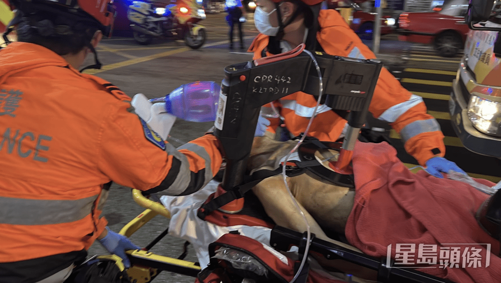 救護人員一邊為男傷者使用自動心肺復甦機,一邊將他緊急送院。黎志偉攝 救護人員一邊為男傷者使用自動心肺復甦機,一邊將他緊急送院。黎志偉攝