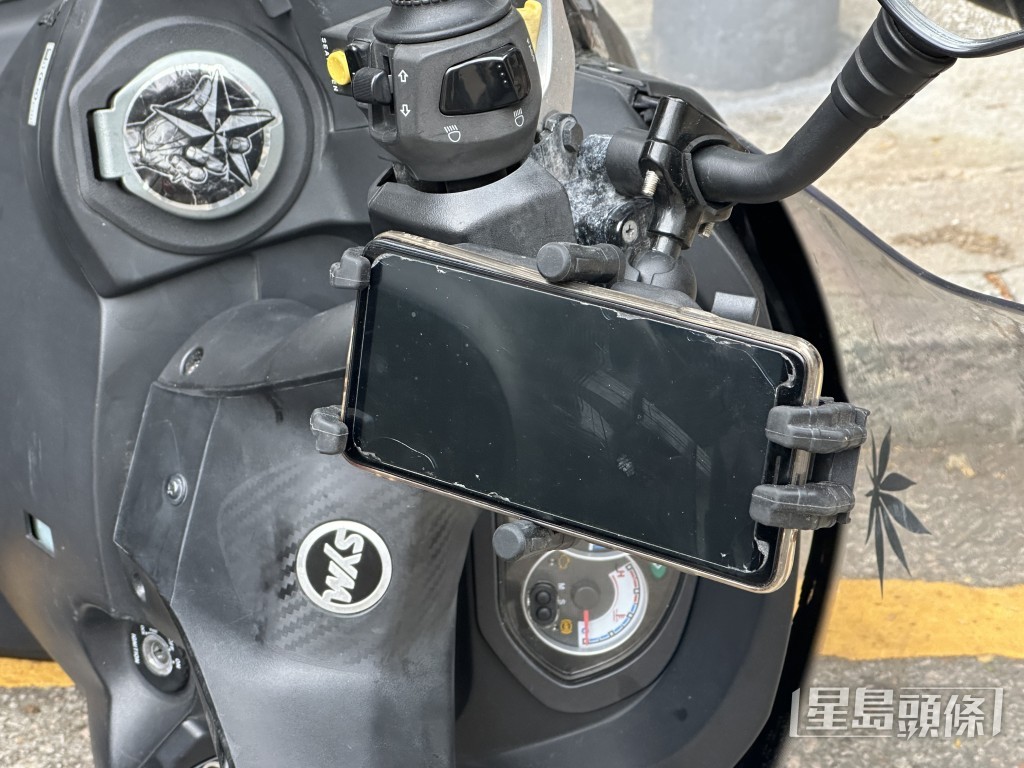 車頭夾有手機。 車頭夾有手機。