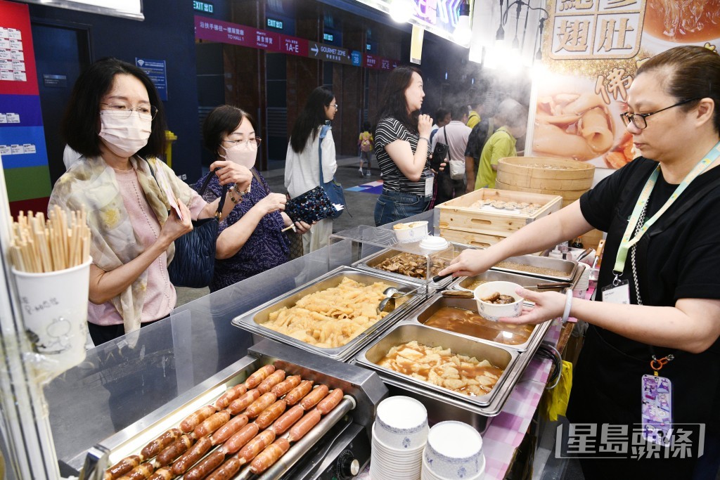 熟食檔前吸引不少市民。 熟食檔前吸引不少市民。