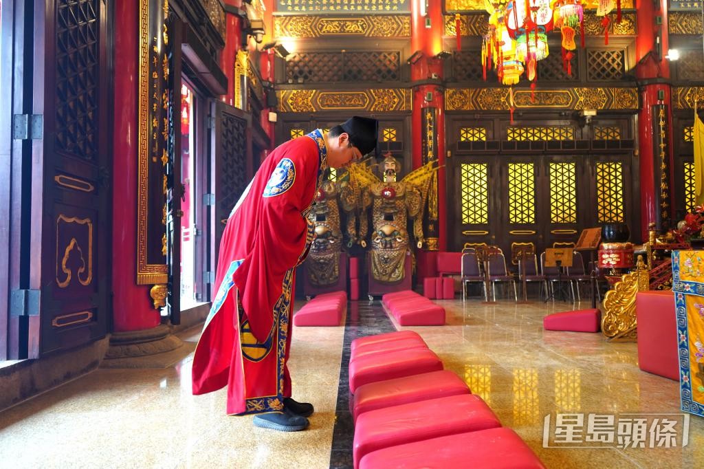 馮耀中未出世已經與黃大仙師上契。