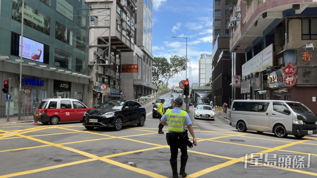 警員在場指揮交通。
