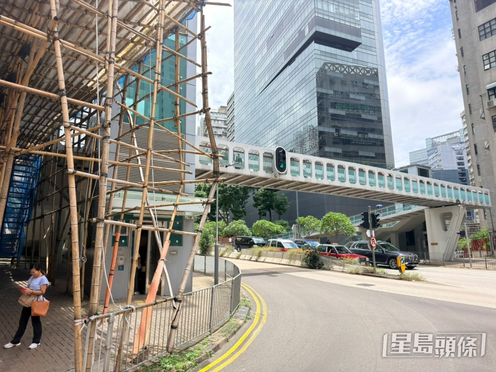 保基大樓搭建棚架。木棚被巴士撞至變形。梁國峰攝 保基大樓搭建棚架。木棚被巴士撞至變形。梁國峰攝