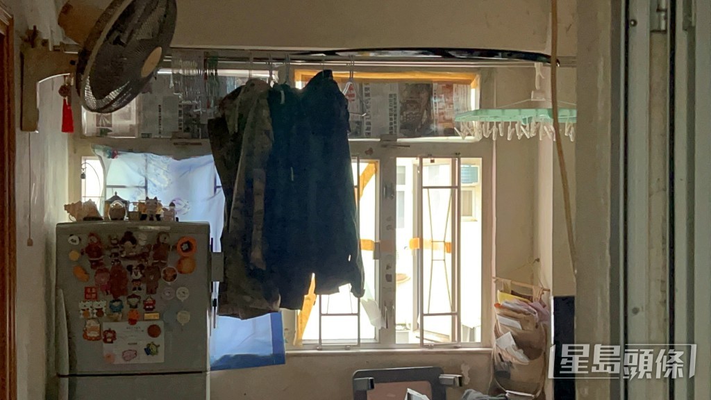 室內掛有衣物。 室內掛有衣物。