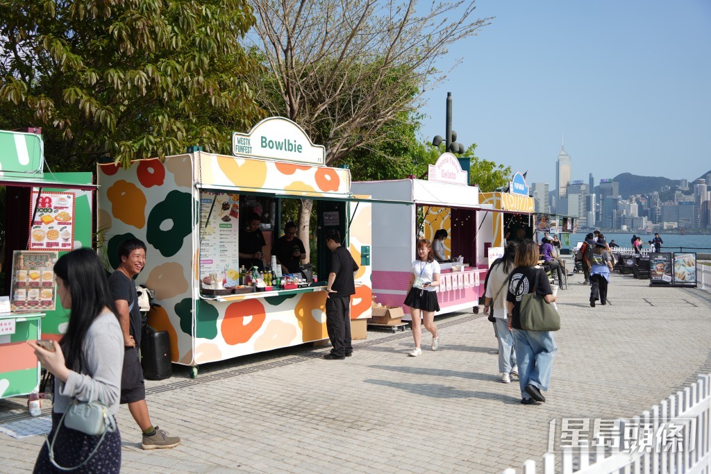 藝術公園海濱東草坪亦舉辦「西九家FUN藝術節市集」，現場共有9個特色主題飲食及零售攤檔。