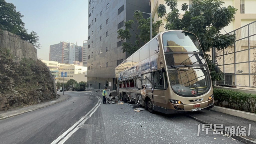 九巴右車身嚴重損毀。 九巴右車身嚴重損毀。