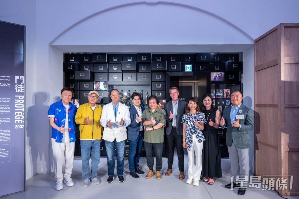 溫祺德(右四)與策展團隊及一眾資深電影人合照。 溫祺德(右四)與策展團隊及一眾資深電影人合照。