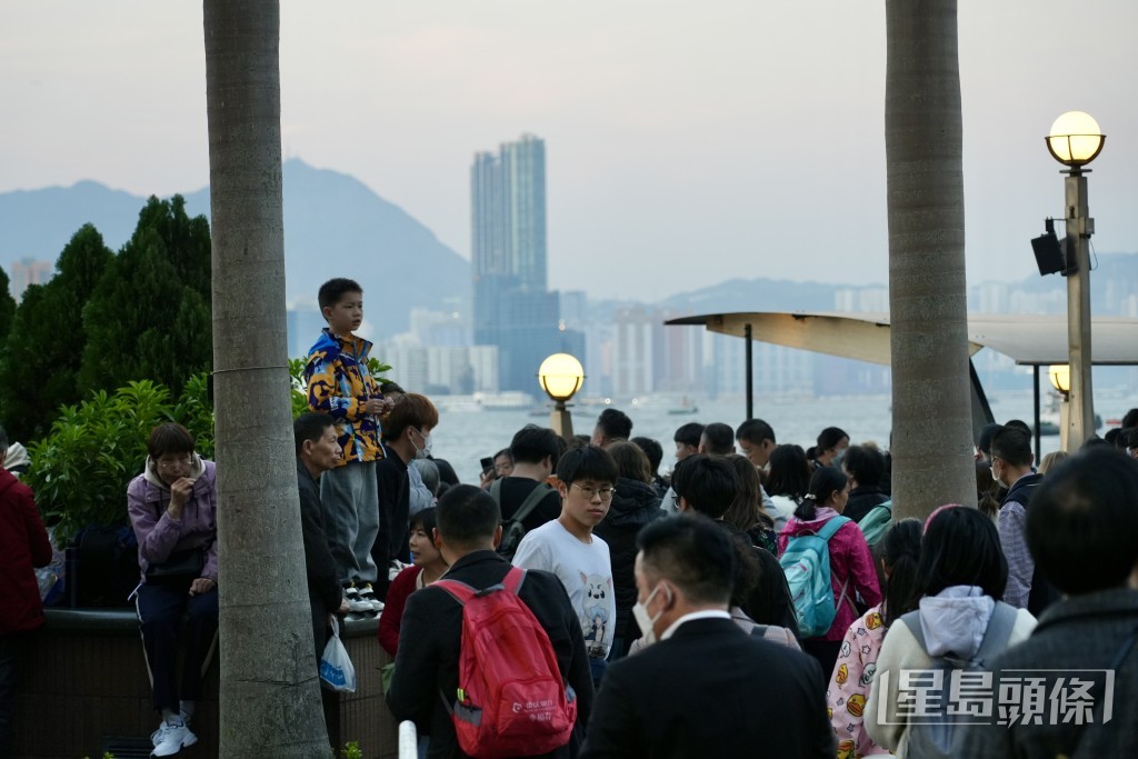 不少市民及遊客找尋最佳觀看煙花的位置。歐樂年攝 不少市民及遊客找尋最佳觀看煙花的位置。歐樂年攝