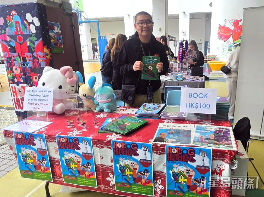 譚皓之看到印刷成品十分興奮,積極向讀者介紹故事和簽名。 受訪者提供 譚皓之看到印刷成品十分興奮,積極向讀者介紹故事和簽名。 受訪者提供