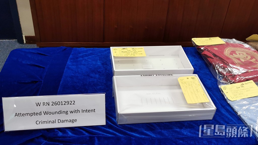 警方檢獲多支縫紉針。黃文威攝 警方檢獲多支縫紉針。黃文威攝