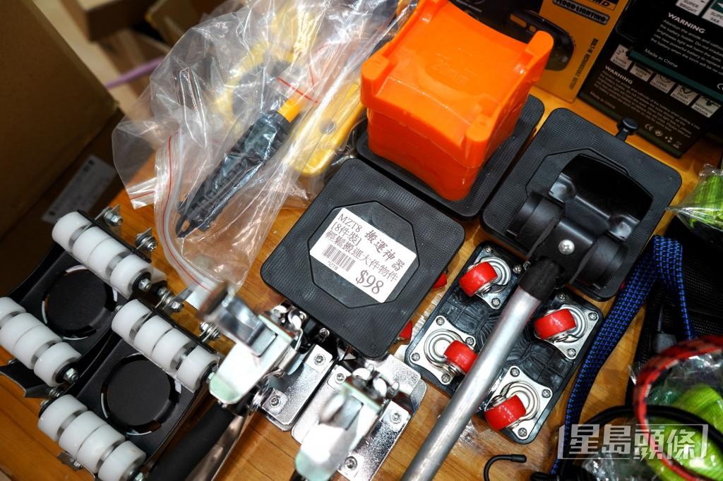 社企「一切从简」到深水埗一带采购「搬运神器」。