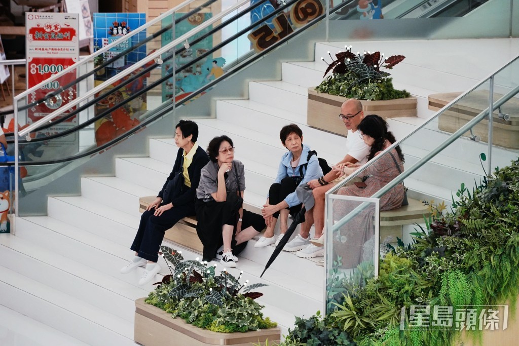 市民在商場閒聊。