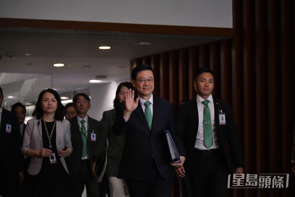 立法會會議，行政長官發表施政報告。陳極彰攝