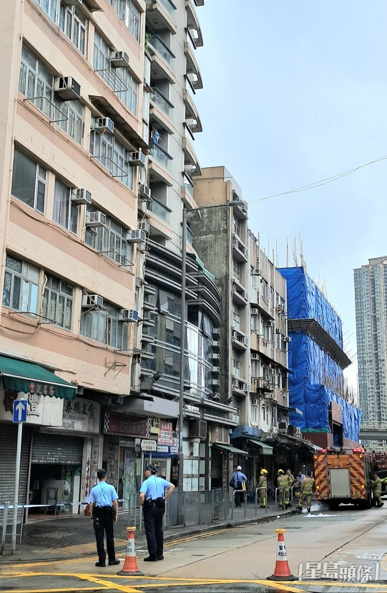 警方封鎖一段城南道以便救火。 警方封鎖一段城南道以便救火。