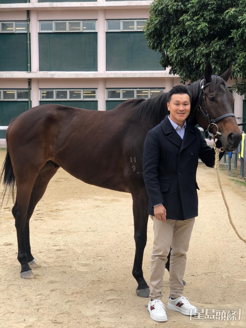 黎嘉豪為愛馬之人，喜歡入馬房探愛駒「烈火駿馬」，享受人馬互動。