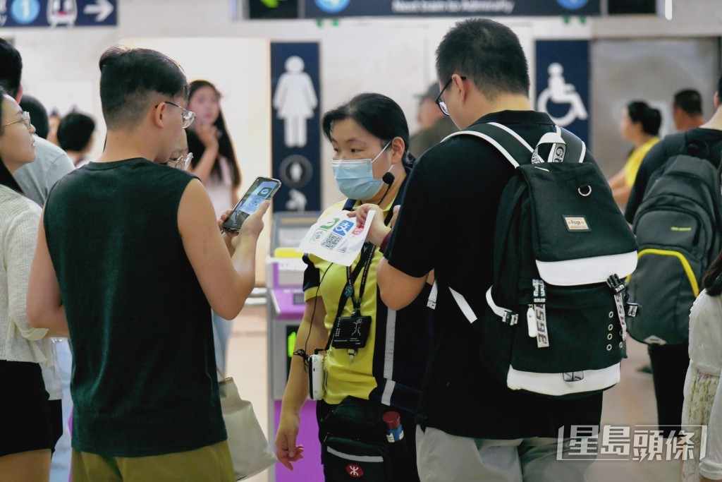 國慶黃金周首日，羅湖口岸人潮。何健勇攝