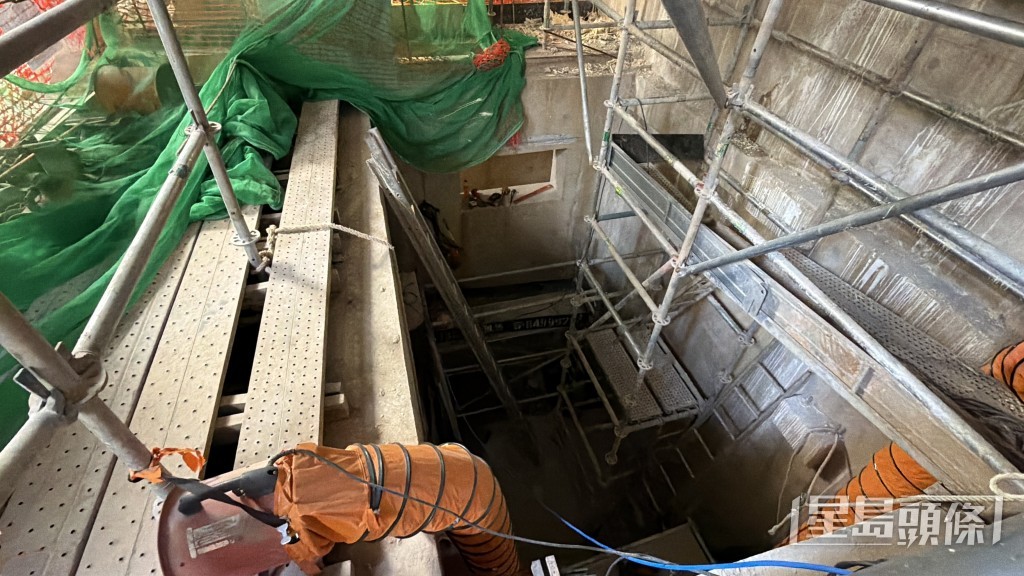 工人暈倒的污水井。梁國峰攝