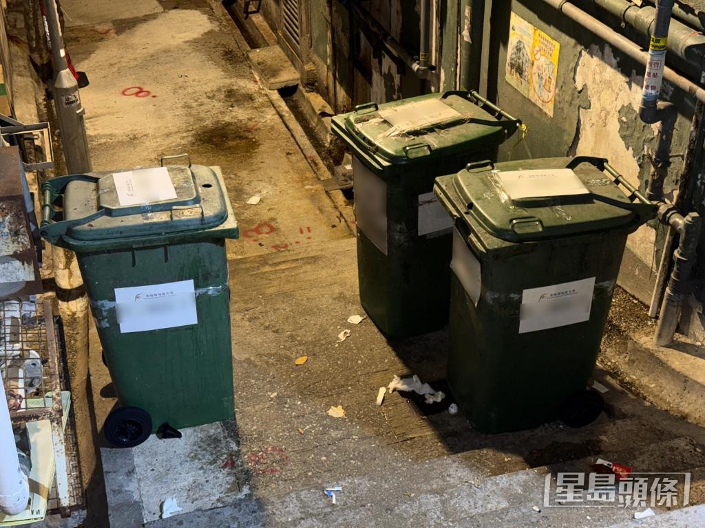 慈雲山一條食肆後巷內放置了3個垃圾桶,環境衞生有所改善 慈雲山一條食肆後巷內放置了3個垃圾桶,環境衞生有所改善