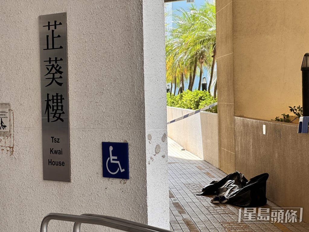 事主遺體以膠袋包裹。 事主遺體以膠袋包裹。