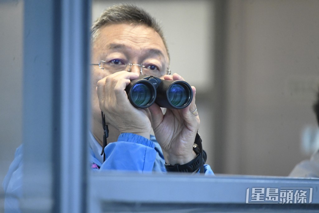 「巴閉王」今朝收操後呂健威捉住黃寶妮傾談。