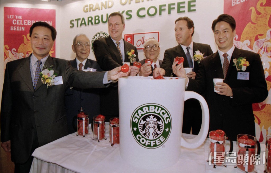 2000年首家Starbucks分店在交易廣場舉行開幕儀式,美心創辦人伍沾德(右三)及伍舜德(左二)均有出席。 2000年首家Starbucks分店在交易廣場舉行開幕儀式,美心創辦人伍沾德(右三)及伍舜德(左二)均有出席。