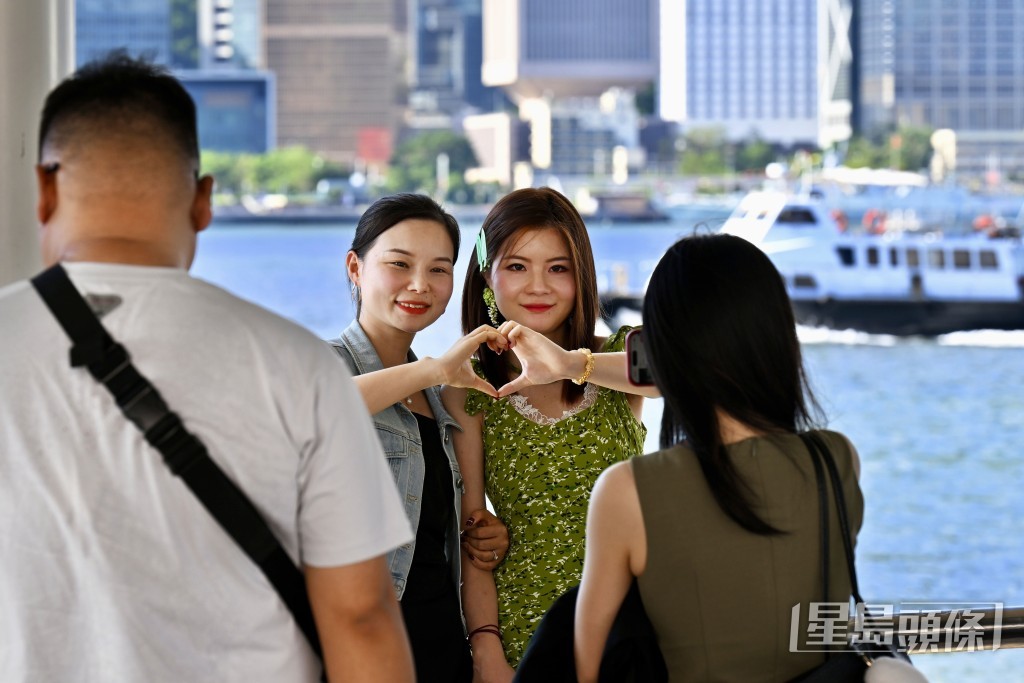 國慶黃金周期間，遊客到港遊覽。