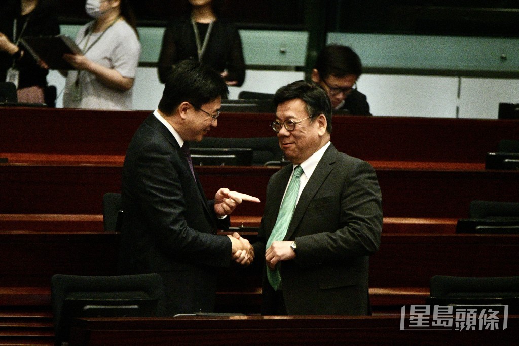 特首即將到場宣讀施政報告，議員和官員整裝待發。（盧江球攝）