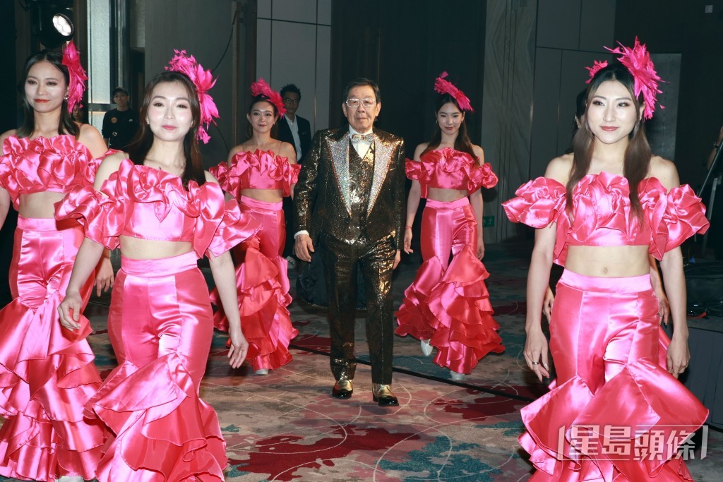 在6位美女陪伴下進場。