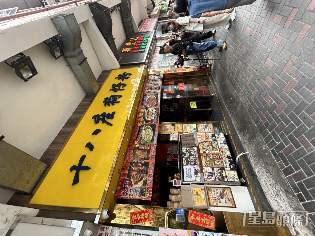 狗仔粉食店因停電電閘不能操作,昨晚要店員看守。 狗仔粉食店因停電電閘不能操作,昨晚要店員看守。