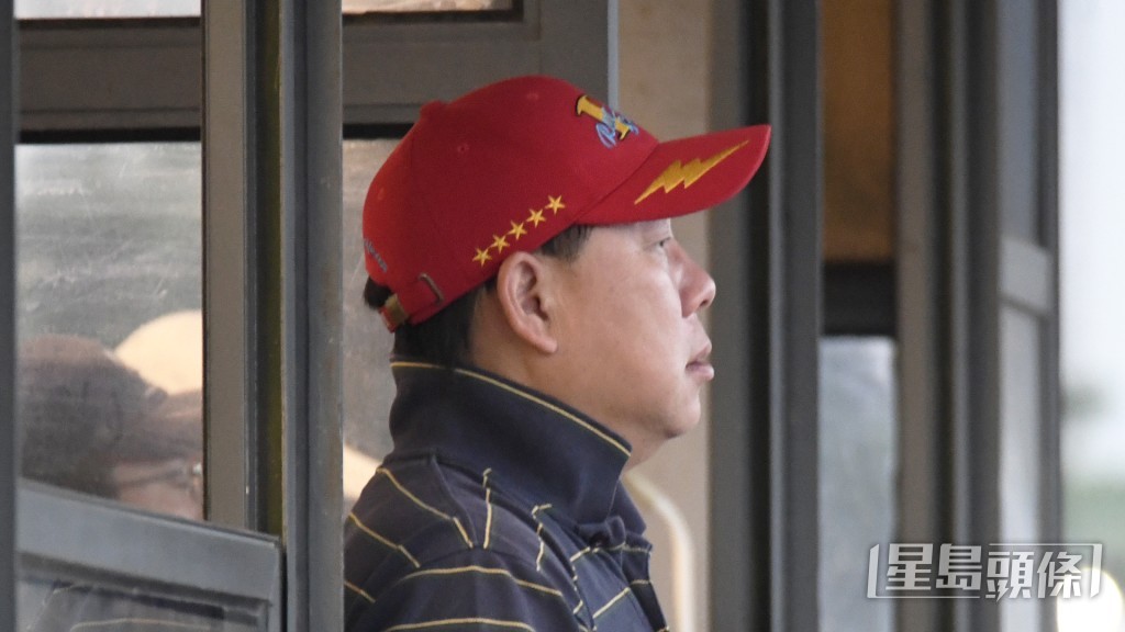 今朝叶楚航走到内圈的看更亭旁边督操，此一镜头相当少见。