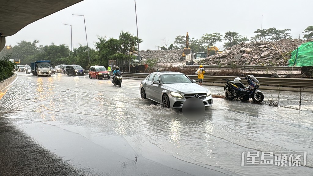 泥水稍為減退,車輛涉水而行。林思明攝 泥水稍為減退,車輛涉水而行。林思明攝