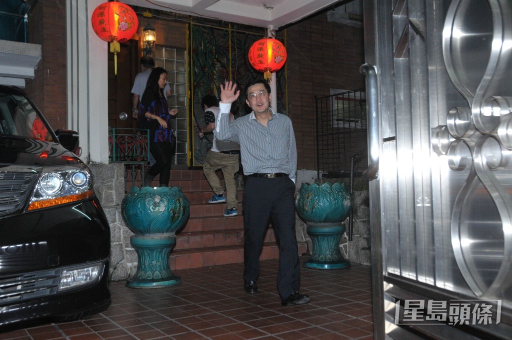 陈凯琳家住九龙塘独立屋豪宅，参选时其富贵背景引起热议，更指陈父坐拥逾20亿元资产，还有“铺王”称号。