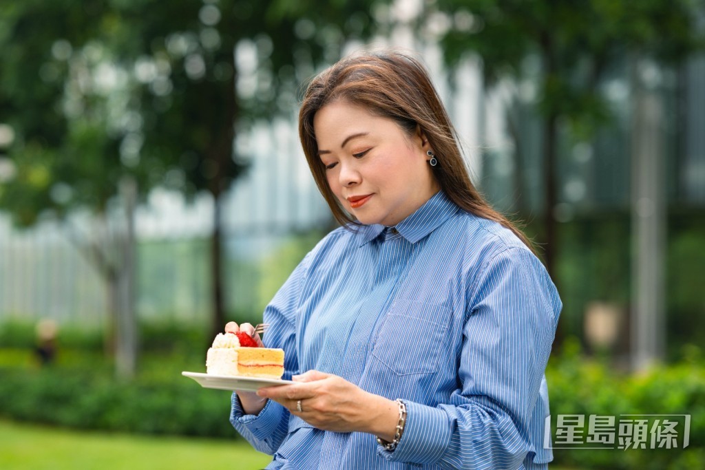 羅淑佩獨愛傳統的士多啤梨忌廉蛋糕,因那不止是一塊甜點,更是她童年最珍貴的記憶。 羅淑佩獨愛傳統的士多啤梨忌廉蛋糕,因那不止是一塊甜點,更是她童年最珍貴的記憶。