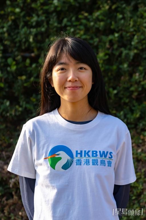 香港观鸟会高级保育主任黄雪媚建议政府在公用设施上带头采用「防鸟撞玻璃设计」。