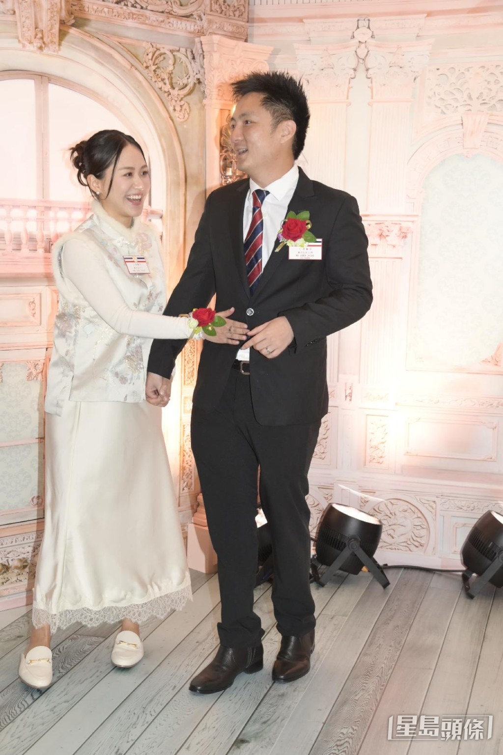 莊雅婷摸返鍾培生個肚。