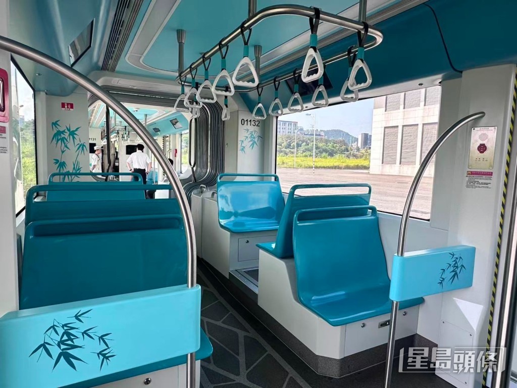 記者試乘「智軌」示範車 ,車輛直接以膠輪行駛,起步、轉彎及制動均相當平穩。 記者試乘「智軌」示範車 ,車輛直接以膠輪行駛,起步、轉彎及制動均相當平穩。
