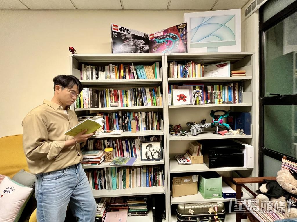 梁仕池辦公室內有小書櫃,他形容是其「精神雪櫃」,不時從中找靈感。 梁仕池辦公室內有小書櫃,他形容是其「精神雪櫃」,不時從中找靈感。