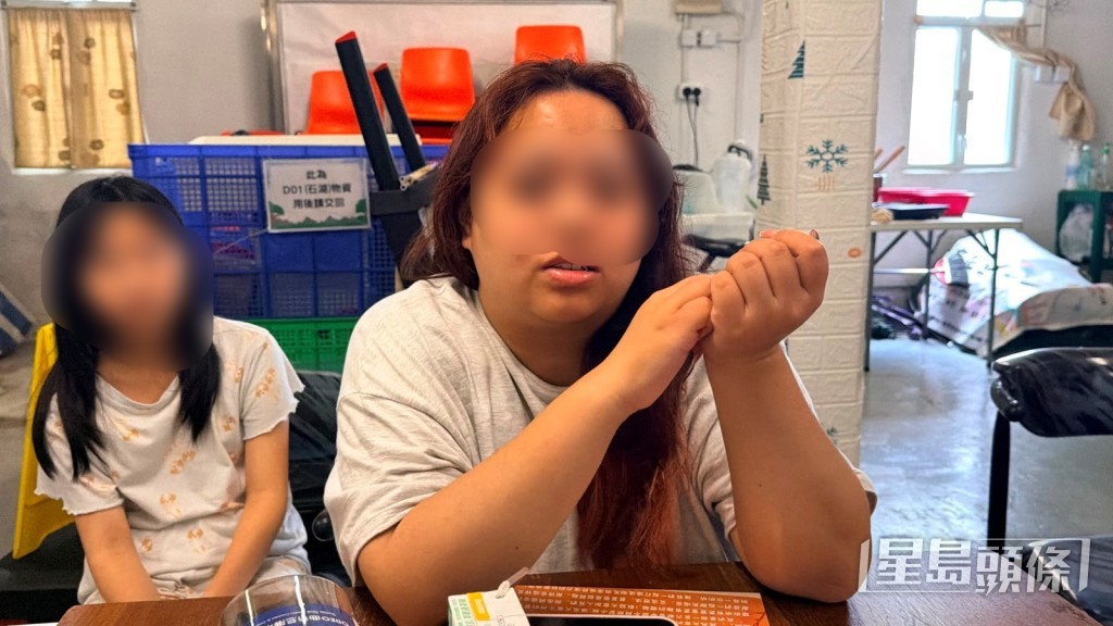 居民魏小姐懷疑起火單位外的電池著火引致火警。梁國峰攝