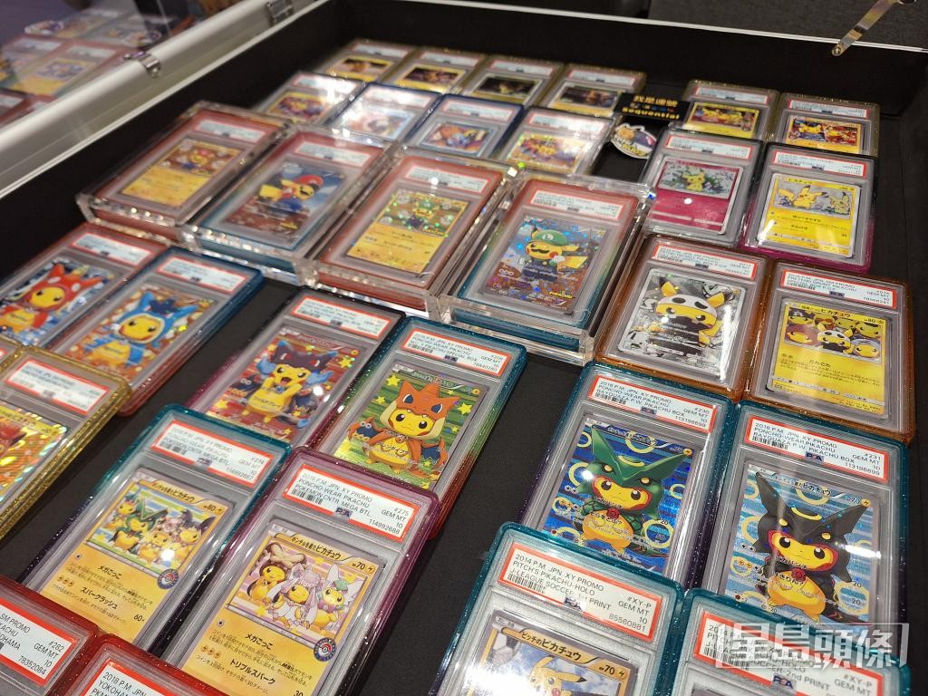 資深收藏家Michael帶同一系列「比卡超變裝」收藏卡到場。 資深收藏家Michael帶同一系列「比卡超變裝」收藏卡到場。