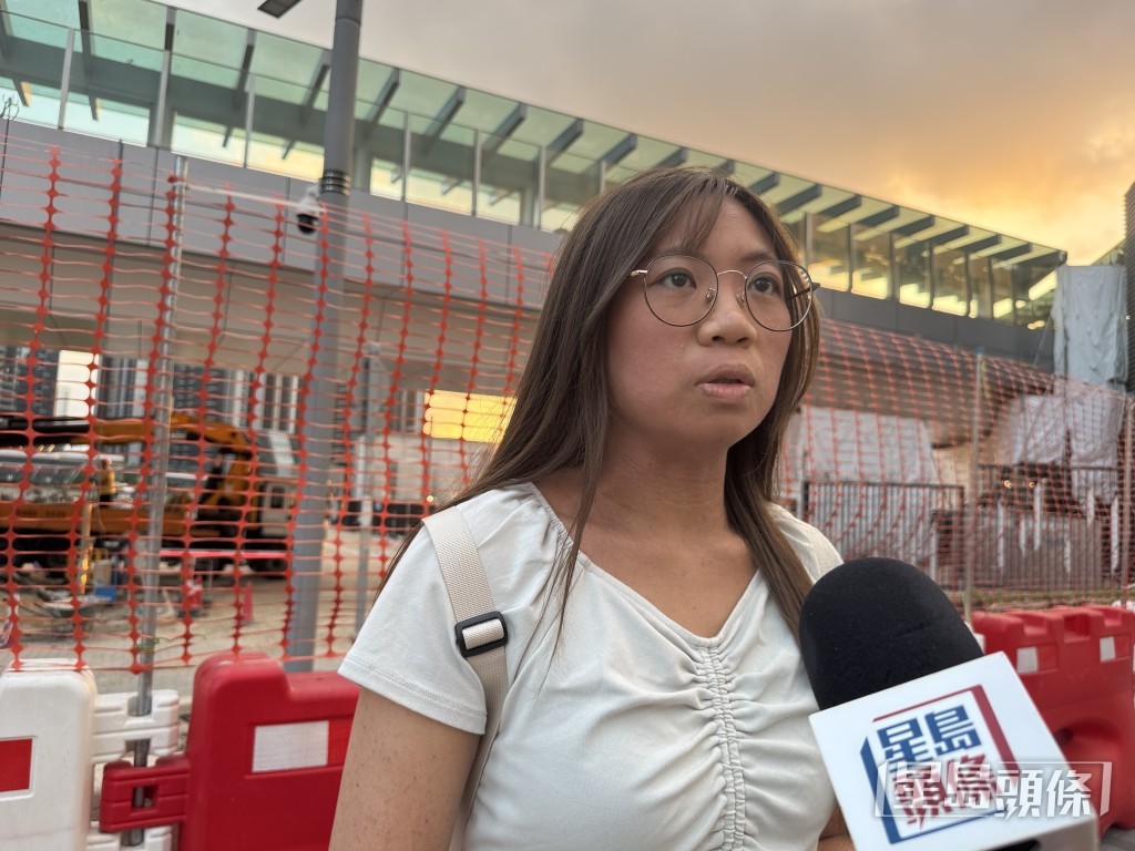 在兒童醫院工作的余小姐認為對老人家而言,除非有接駁巴士接送,否則要從Megabox步行到天橋「上上落落」也不太方便。 在兒童醫院工作的余小姐認為對老人家而言,除非有接駁巴士接送,否則要從Megabox步行到天橋「上上落落」也不太方便。