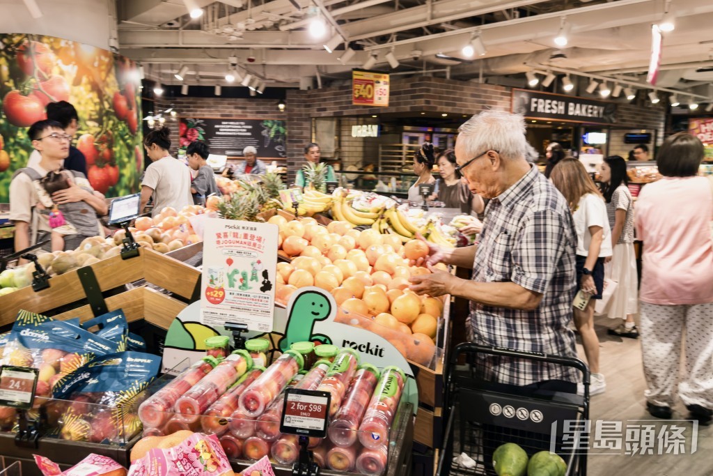 不少市民會「掃貨」購買生活用品及食物。 不少市民會「掃貨」購買生活用品及食物。