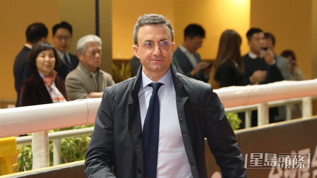 「天火同心」和「八心之星」今朝出跳後韋達向兩位鞍上人追問兩駒情況。