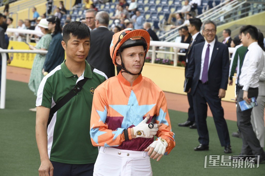 潘大卫今朝一早到场试「龙又生」，跟手再操「连连好运」。