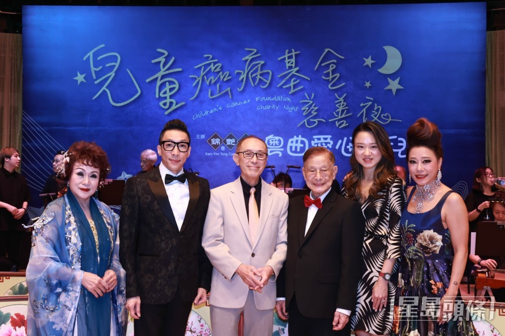 朱慶祥老師與嘉賓們合照。（左起：紅伶李鳳、錦艷棠文武生煒唐、戲劇大師毛俊輝、朱慶祥、駱允莊律師、錦艷棠主理人廋艷霞）。