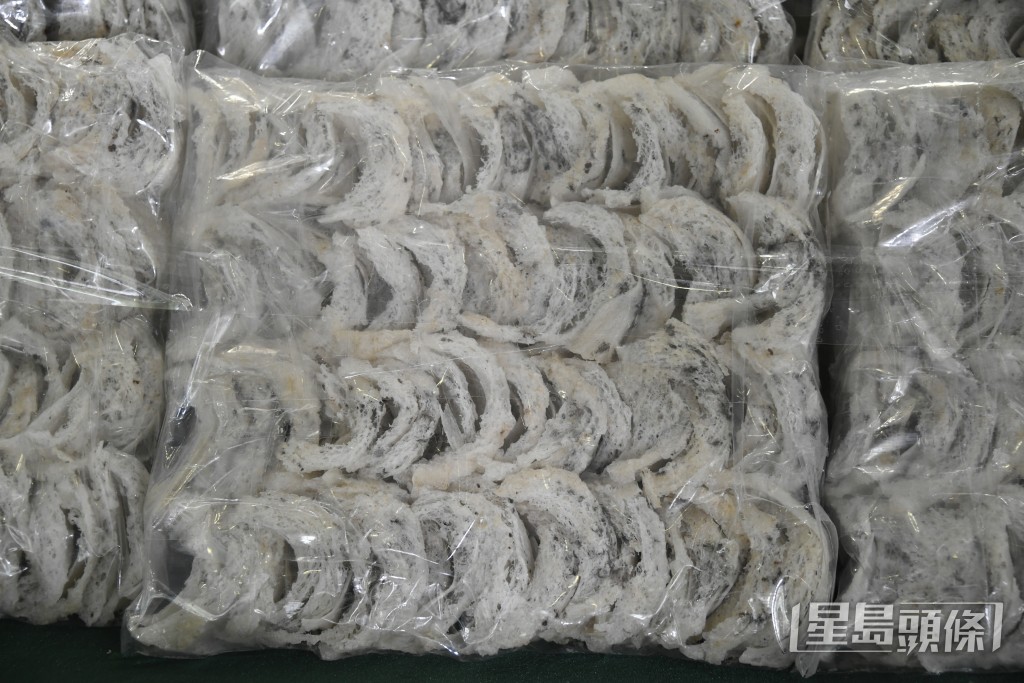 檢獲走私魚翅。 檢獲走私魚翅。