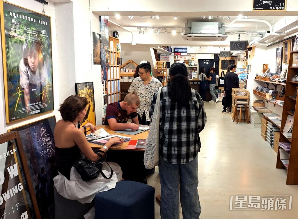 周六下午，不斷有影迷至電影海報店「尋寶」。