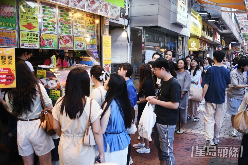 旺角小食店前逼滿人潮。陳浩元攝 旺角小食店前逼滿人潮。陳浩元攝