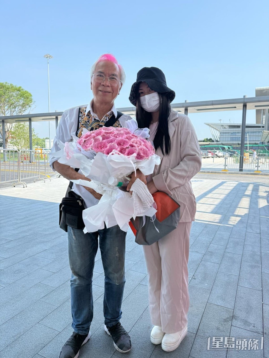 李龍基在深圳灣口岸迎未婚妻王青霞出獄。 李龍基在深圳灣口岸迎未婚妻王青霞出獄。