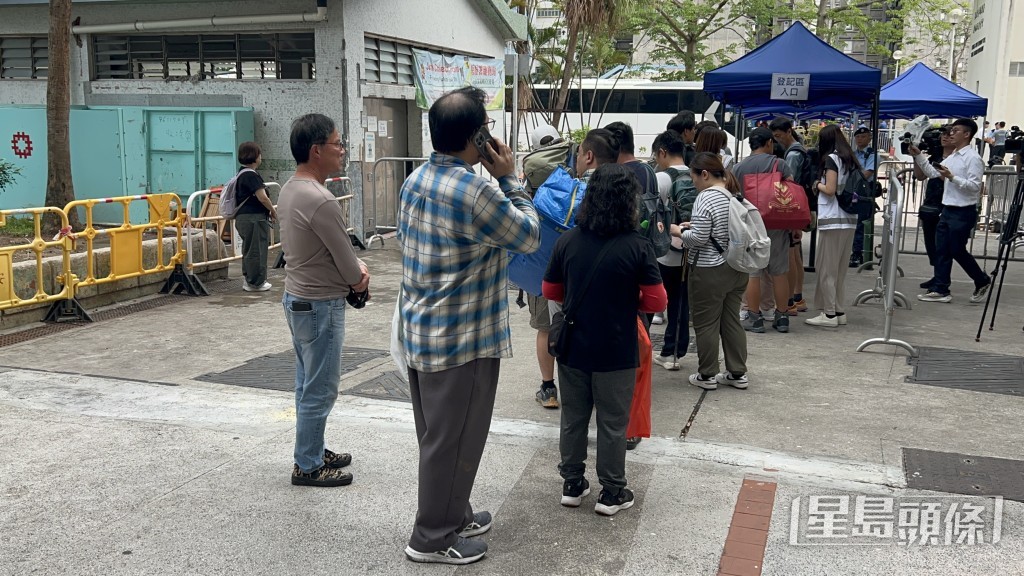 居民準備上樓執拾。楊偉亨攝