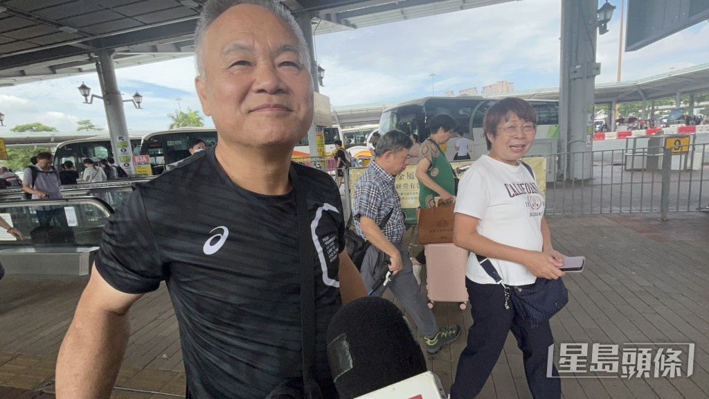 李氏夫婦到內地探親，搭巴士到關口等多20分鐘。楊偉亨攝